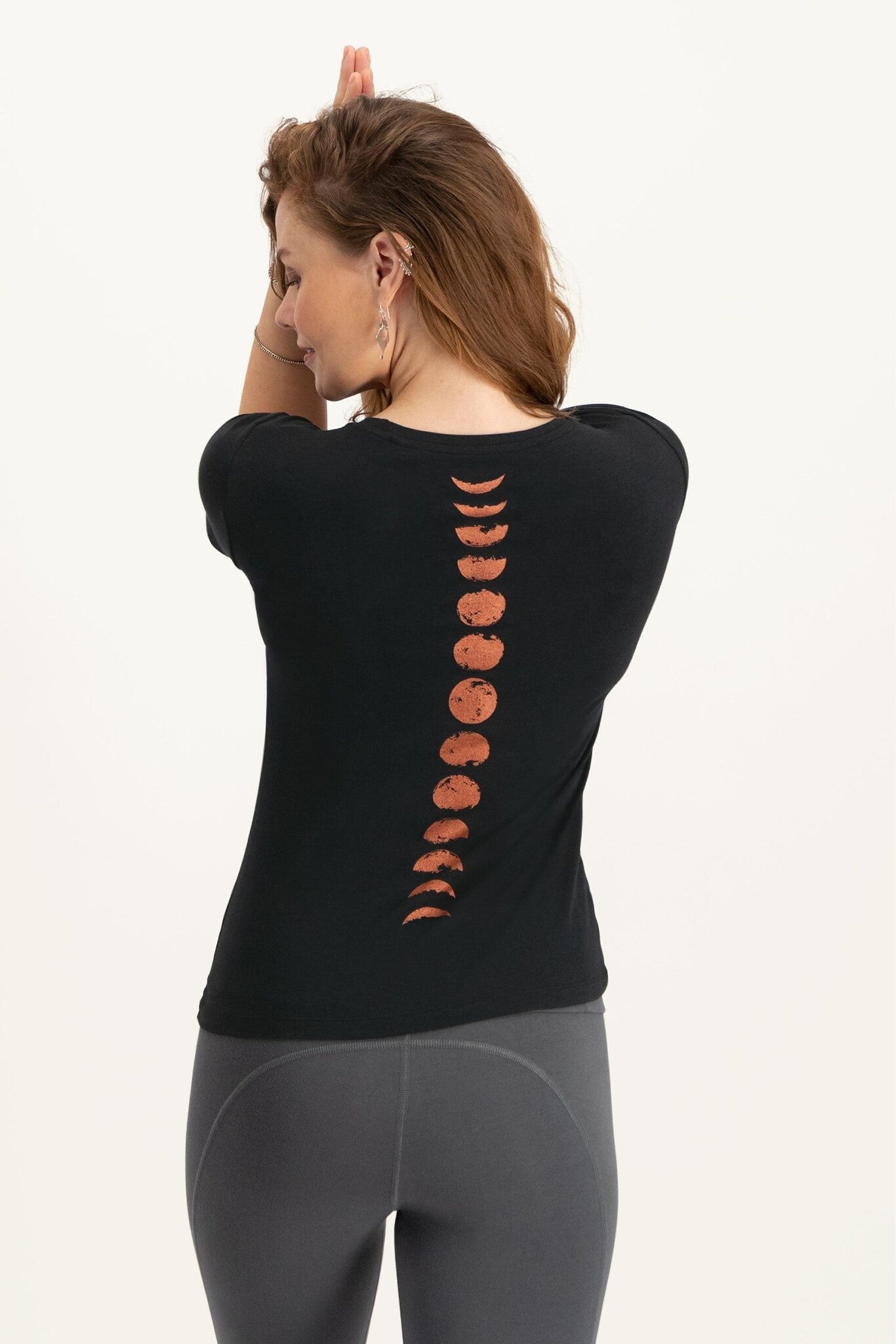 Luna Yoga Tee met Maanstanden - Urban Black
