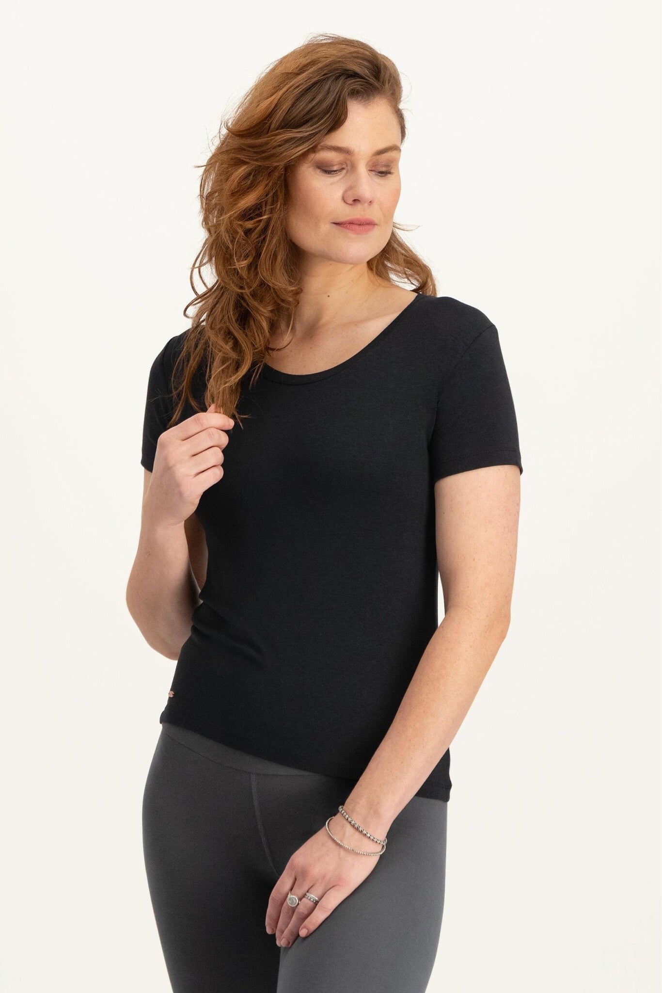 Luna Yoga Tee met Maanstanden - Urban Black