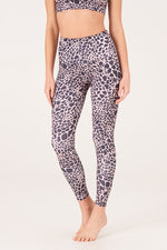 Onzie | High Rise Yoga Legging | Rose Giraffe | Midi yoga legging | Hippe yogalegging met print | Duurzame yogakleding 