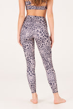 Onzie | High Rise Yoga Legging | Rose Giraffe | nauwsluitende yogalegging | Yogalegging met hippe print | vochtafvoerende yogalegging 