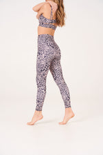 Onzie | High Rise Yoga Legging | Rose Giraffe | Vochtafvoerende yogalegging | Yogakleding voor dames 