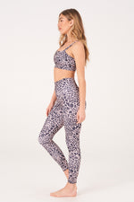 Onzie | High Rise Yoga Legging | Rose Giraffe | Yogalegging met giraffe print | Nauwsluitende yogalegging | Dames yogakleding 